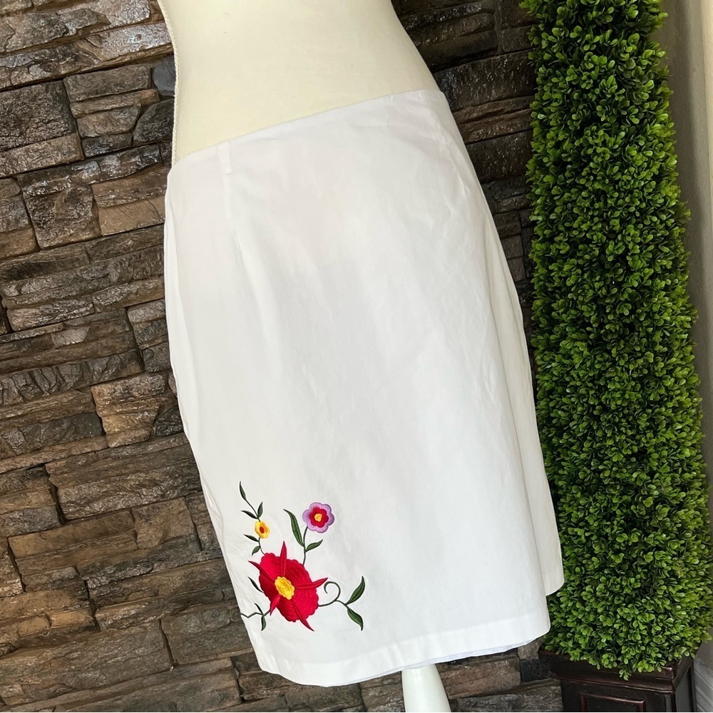 Evan Picone White Skirt with Red and Purple Floral Embroidery